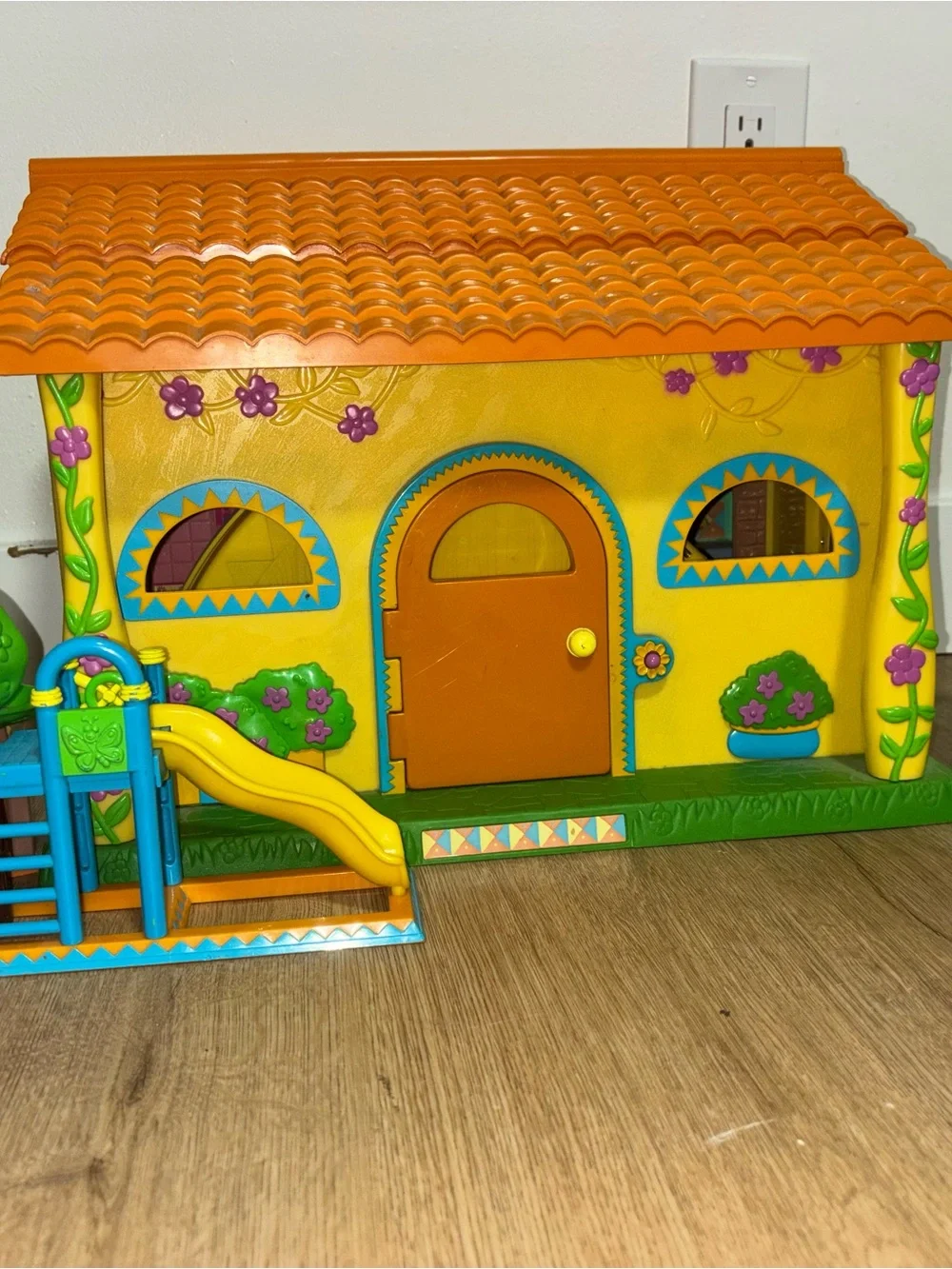 Vintage Mattel 2003 Dora the Explorer pop-up house. Dolls and accessories!